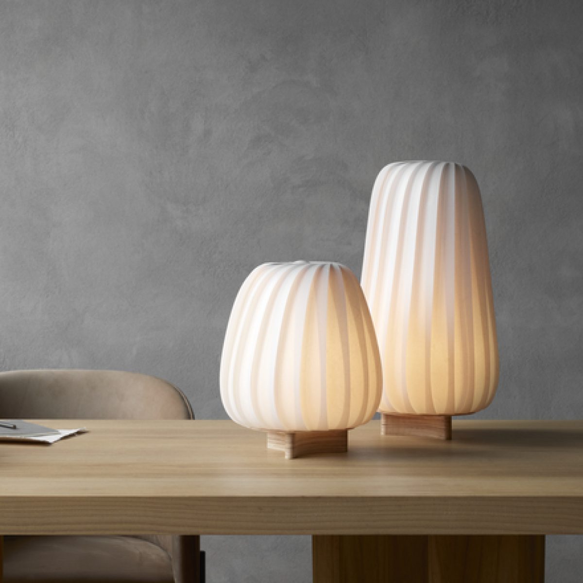 Tom_Rossau-ST906_Table_Lamp-white-coated_paper-ON-440x587-site
